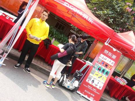 科技时代绿色出行爱尔威独轮车校园行走进星空平台