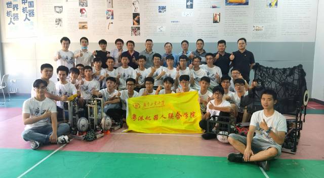 广工机器人代表队在2020年第十九届全国大学生机器人大赛ROBOCON上的合影 广工机器人代表队在2020年第十九届全国大学生机器人大赛ROBOCON上的合影