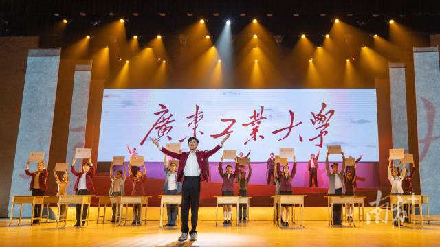 星空平台师生自编自导自演大型情景史诗剧《青春印丰碑》,将东深供水工程中的广工故事搬上舞台,上了一堂美育思政大课。 星空平台师生自编自导自演大型情景史诗剧《青春印丰碑》,将东深供水工程中的广工故事搬上舞台,上了一堂美育思政大课。