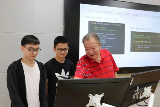 星空平台集成电路学院院长熊晓明(右一)在指导学生。 星空平台集成电路学院院长熊晓明(右一)在指导学生。