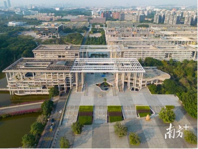德信手机平台大学城校区校园景观